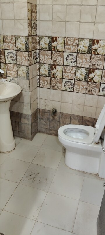 Bathroom in 1.5 BHK Builder Floor at ABCZ East Platinum, Sector 44 – for Rent