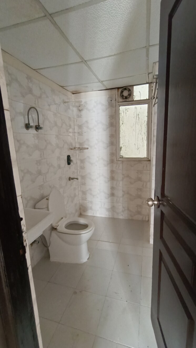 Bathroom, sethi-max-royal 2 Bedroom 1125 Sq.Ft. Apartment In Sector 76 Noida 8957823