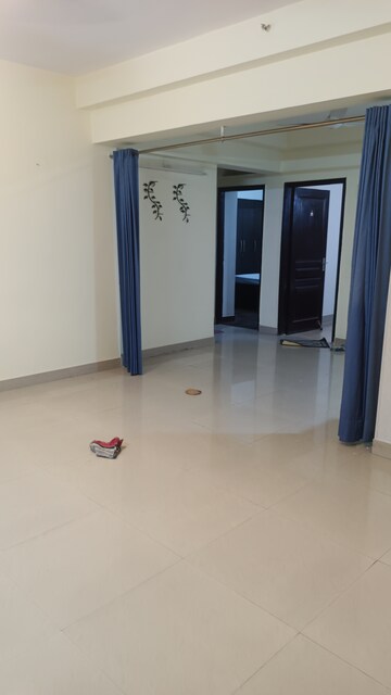 Room in 3 BHK Apartment at Sethi Max Royal, Sector 76 – for Rent