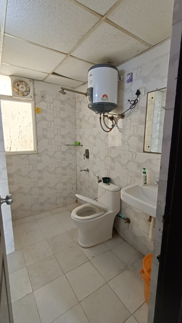 Bathroom, sethi-max-royal 3 Bedroom 1250 Sq.Ft. Apartment In Sector 76 Noida 8957828