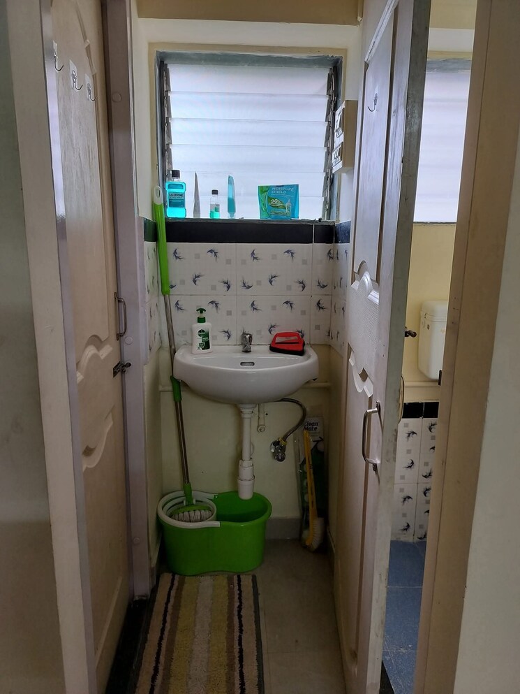 Bathroom, shrinivas-apartment 1 Bedroom 250 Sq.Ft. Apartment In Matunga Mumbai 8957888