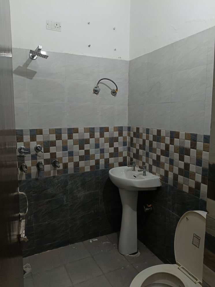 Bathroom, ms-enclave-zirakpur 2 Bedroom 1000 Sq.Ft. Builder Floor In Dhakoli Zirakpur 8957952