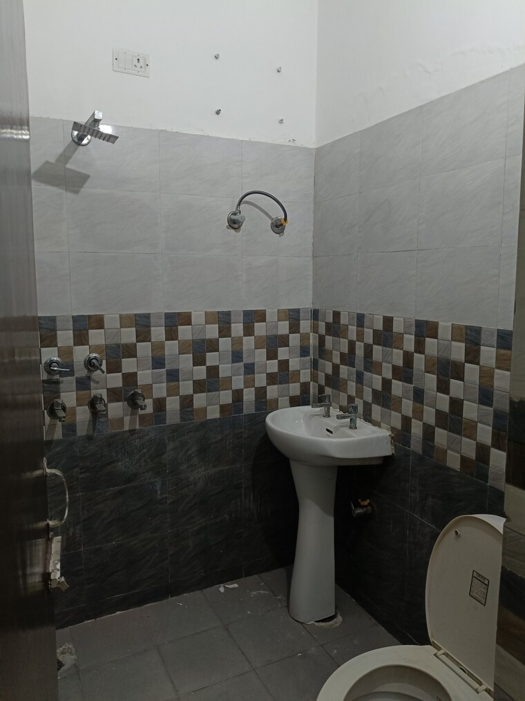 Bathroom, ms-enclave-zirakpur 2 Bedroom 1000 Sq.Ft. Builder Floor In Dhakoli Zirakpur 8957952