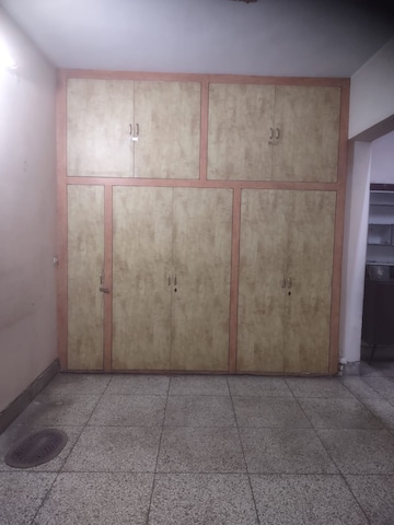 Room in 2.5 BHK Villa at Damoder Colony – for Rent