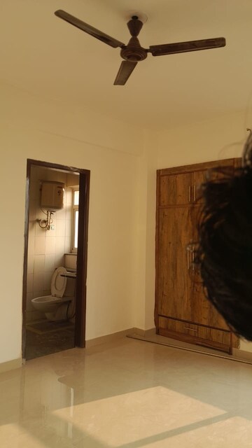 Room in 3 BHK Apartment at Unitech Escape, Sector 50 – for Rent