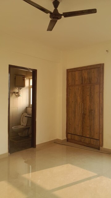 Room in 3 BHK Apartment at Unitech Escape, Sector 50 – for Rent