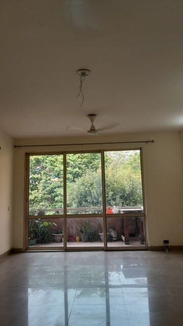 Room in 3 BHK Apartment at Unitech Escape, Sector 50 – for Rent