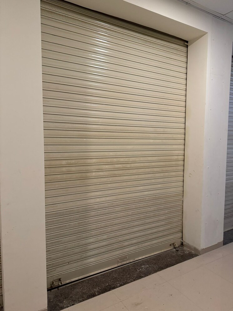 Room, lodha-vista Commercial Shop 225 Sq.Ft. In Lower Parel Mumbai 8957972