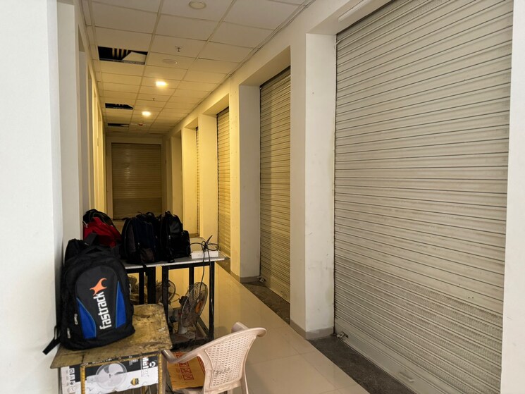 Team Area, lodha-vista Commercial Shop 225 Sq.Ft. In Lower Parel Mumbai 8957972