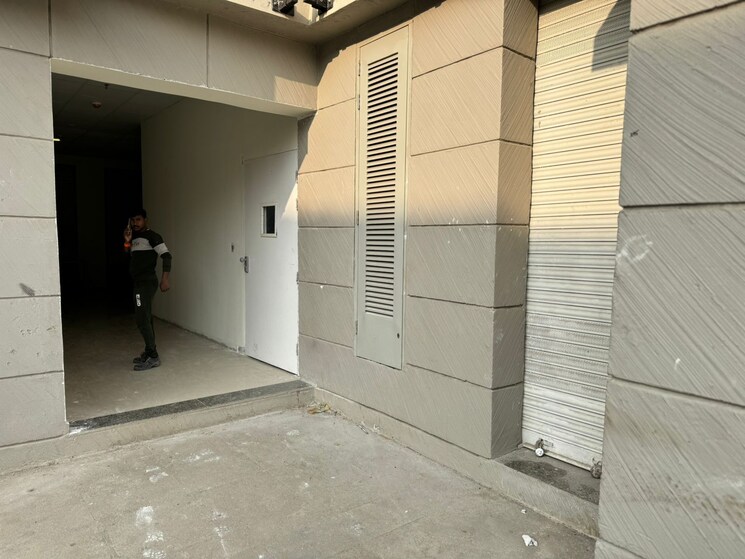 Room, lodha-vista Commercial Shop 225 Sq.Ft. In Lower Parel Mumbai 8957972