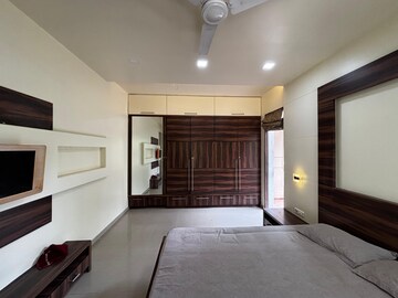 Room in 3 BHK Apartment at Sunshree Gold, Nibm Road – for Rent