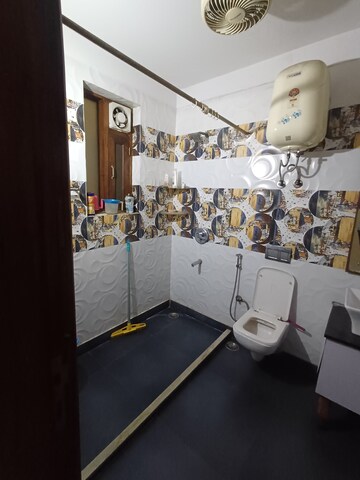 Furnished Amenities in 3.5 BHK Builder Floor at Ramesh Nagar – for Rent