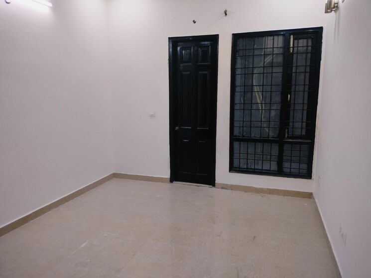 Room, rwa-apartments 3 Bedroom 200 Sq.Mt. Builder Floor In Sector 31 Noida 8958298