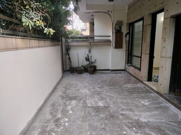 Room in 3 BHK Builder Floor at RWA Apartments, Sector 31 – for Rent