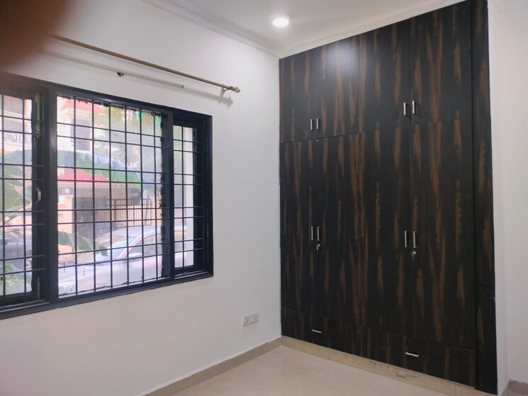 Room, rwa-apartments 3 Bedroom 200 Sq.Mt. Builder Floor In Sector 31 Noida 8958298