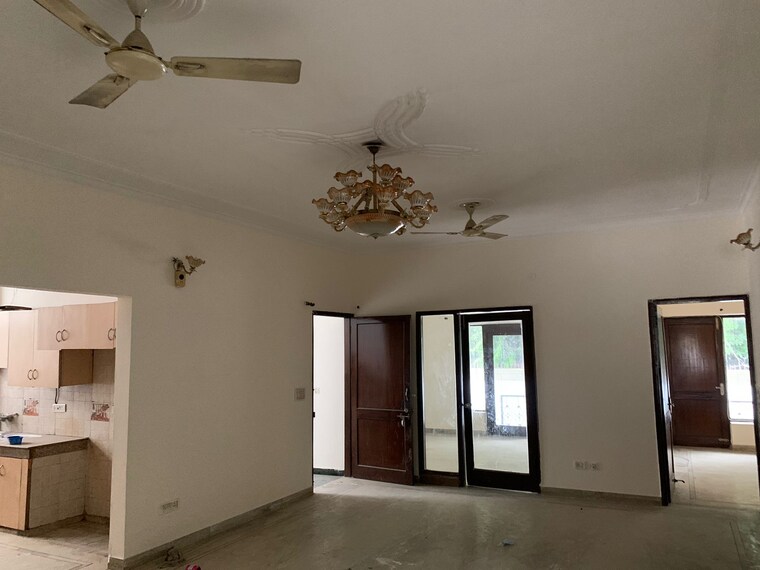 Room, huda-market 4 Bedroom 280 Sq.Yd. Independent House In Sector 31 Gurgaon 8958315