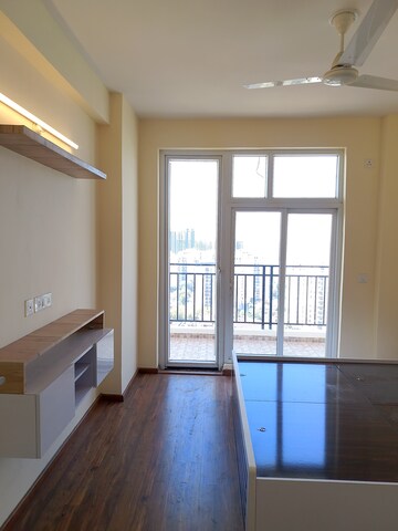 Room in 3 BHK Apartment at Omaxe The Palace, Gomti Nagar – for Rent