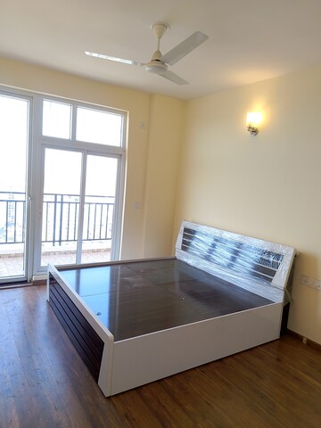 Room in 3 BHK Apartment at Omaxe The Palace, Gomti Nagar – for Rent