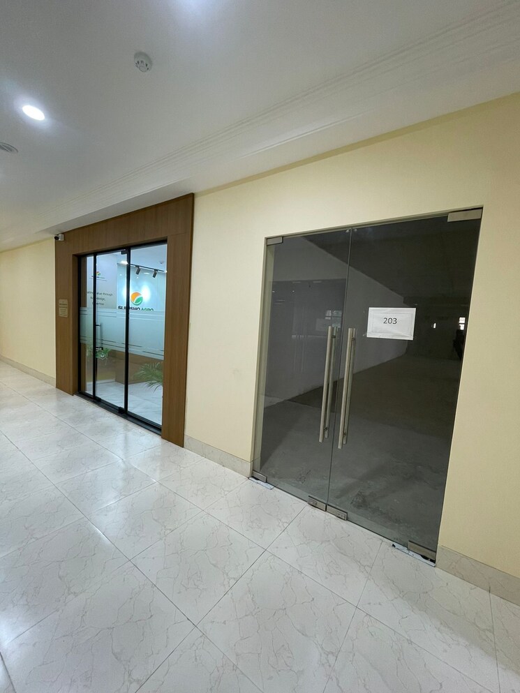 Room, heera-panna-shopping-centre Commercial Showroom 9000 Sq.Ft. In Powai Mumbai 8958461