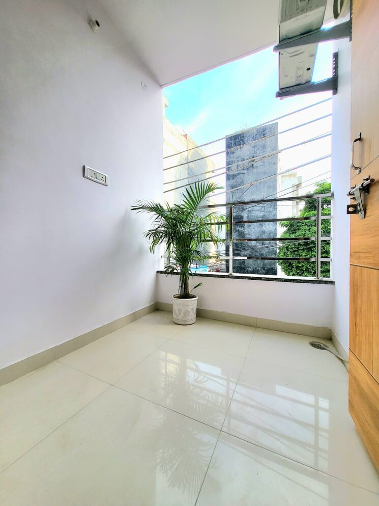 Balcony, sushant-vyapaar-kendra 1 RK 320 Sq.Ft. Builder Floor In Sector 43 Gurgaon 8958489