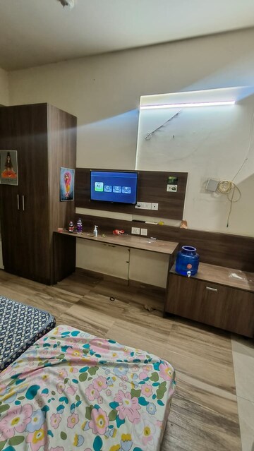 Bedroom in 1 BHK Apartment at Paramount Golfforeste, Zeta I Greater Noida – for Rent