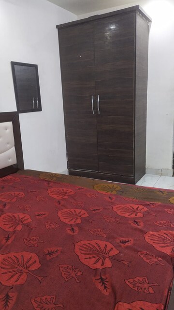 Room in 2 BHK Builder Floor at Sushant Vyapaar Kendra, Sector 43 – for Rent