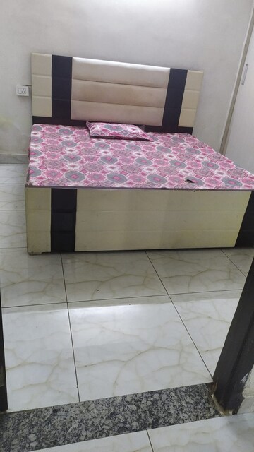 Bedroom in 2 BHK Builder Floor at Sushant Vyapaar Kendra, Sector 43 – for Rent
