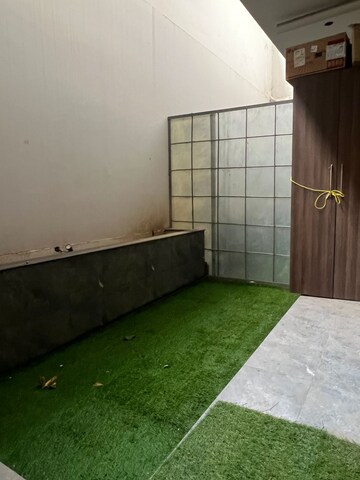 Room in 1 BHK Builder Floor at Sushant Vyapaar Kendra, Sector 43 – for Rent