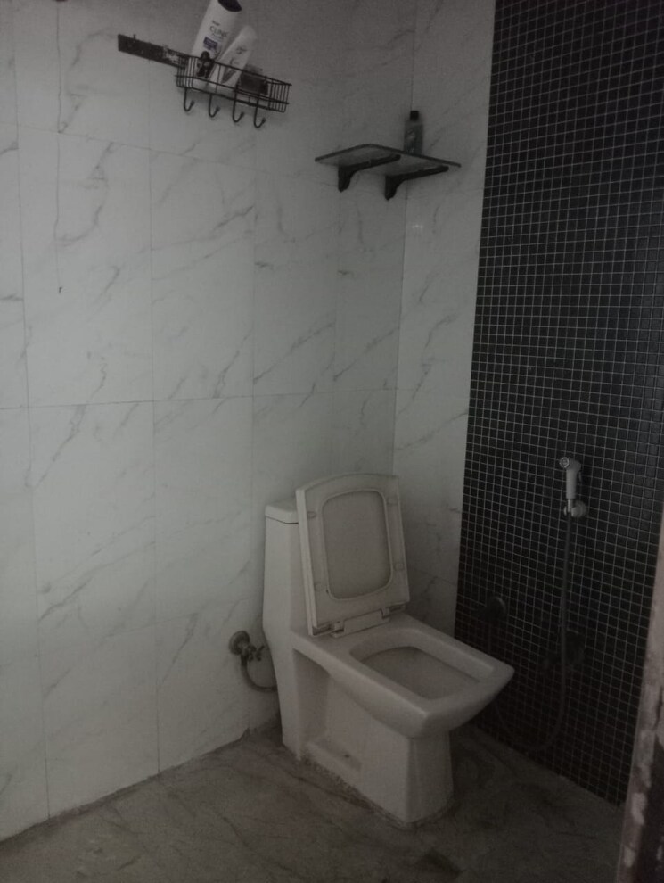 Bathroom, arun-vihar-sector-37 1 RK 350 Sq.Ft. Apartment In Sector 37 Noida 8958708
