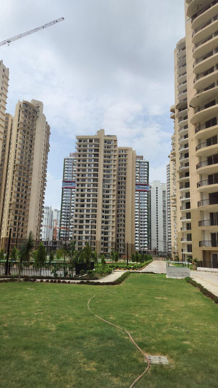 Exterior View, amrapali-heartbeat-city 3 Bedroom 1350 Sq.Ft. Apartment In Sector 107 Noida 8958740