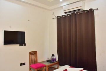 Living Room in 6+ BHK Independent House at Sector 55 – for Rent