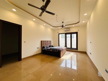Room in 5 BHK Villa at Sainik Farm – for Sale
