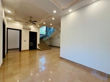 Room in 5 BHK Villa at Sainik Farm – for Sale