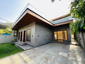 5 BHK Villa – Exterior View View at Sainik Farm - for Sale