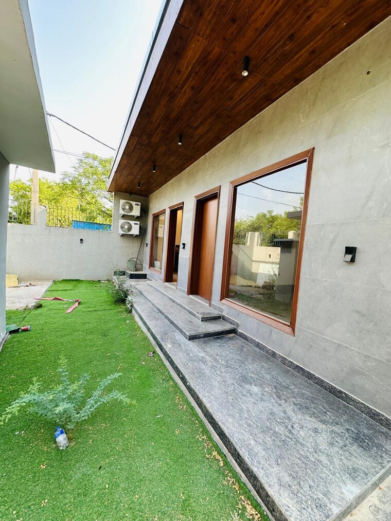 Balcony, sainik farm 5 Bedroom 5400 Sq.Ft. Villa In Sainik Farm Delhi 8958908