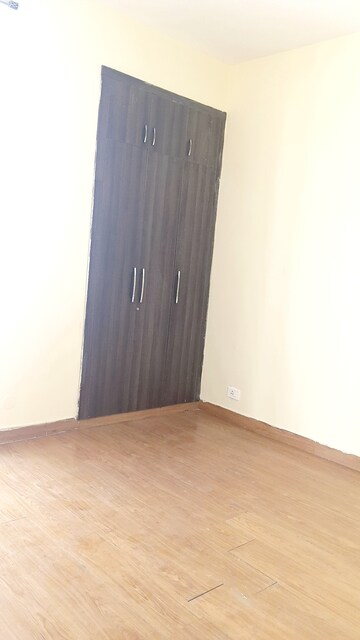 Room in 3 BHK Apartment at Emaar Palm Hills, Sector 77 – for Rent