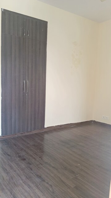 Room in 3 BHK Apartment at Emaar Palm Hills, Sector 77 – for Rent