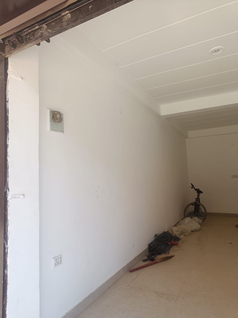 Retail Shop For Rent in Defence Colony Flyover ma