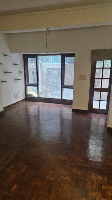 Room in 4 BHK Apartment at Amrapali Crystal Homes, Sector 76 – for Sale