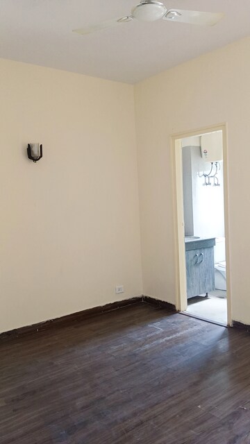 Room in 3 BHK Apartment at Emaar Palm Hills, Sector 77 – for Rent
