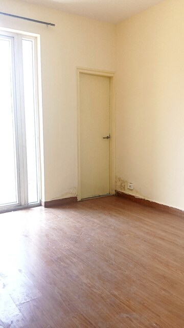 Room in 3 BHK Apartment at Emaar Palm Hills, Sector 77 – for Rent