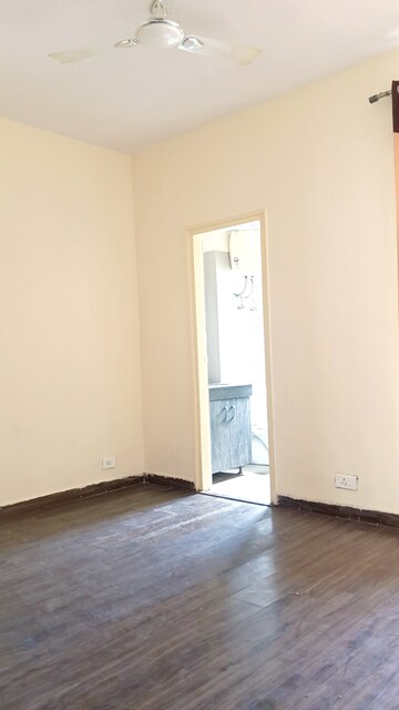 Room in 3 BHK Apartment at Emaar Palm Hills, Sector 77 – for Rent