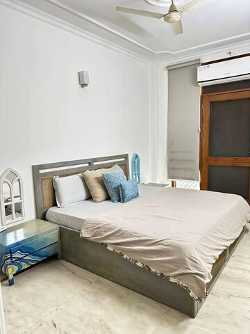 Bedroom in 3 BHK Builder Floor at DLF Atria, Dlf Phase ii – for Rent