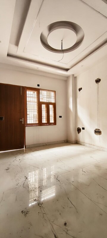 Room in 3 BHK Apartment at Sector 73 – for Sale