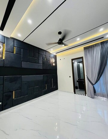Kitchen in 3 BHK Builder Floor at Sector 33 – for Sale