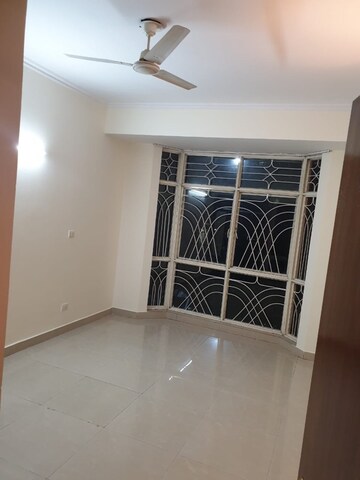 Room in 3 BHK Apartment at Parsvnath Green Ville, Sector 48 – for Rent