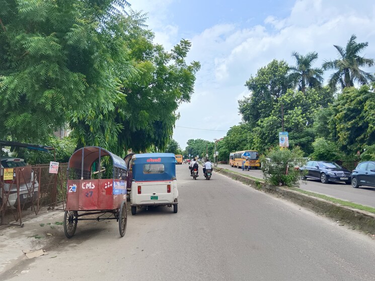  Parking, aliganj Commercial Showroom 2000 Sq.Ft. In Aliganj Lucknow 8959439