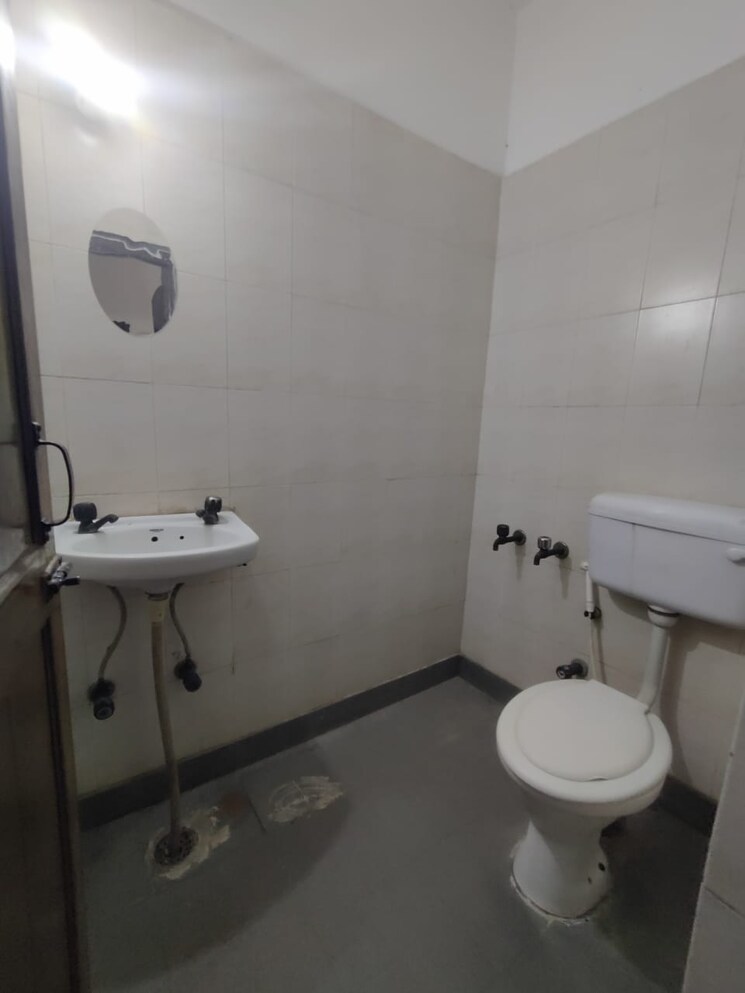 Bathroom, lord-mahavira-apartment 1 RK 250 Sq.Ft. Apartment In Sector 29 Noida 8959561