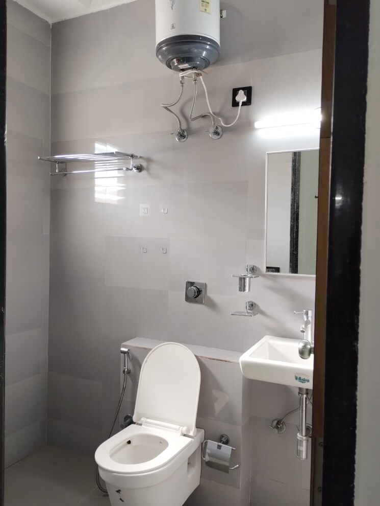 Bathroom, om-tower 1 Bedroom 700 Sq.Ft. Builder Floor In Dlf City Phase 3 Gurgaon 8959568