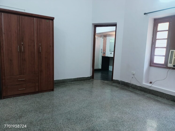 Room, rwa-hauz-khas-block-c-5 3 Bedroom 400 Sq.Yd. Builder Floor In Hauz Khas Delhi 8959616